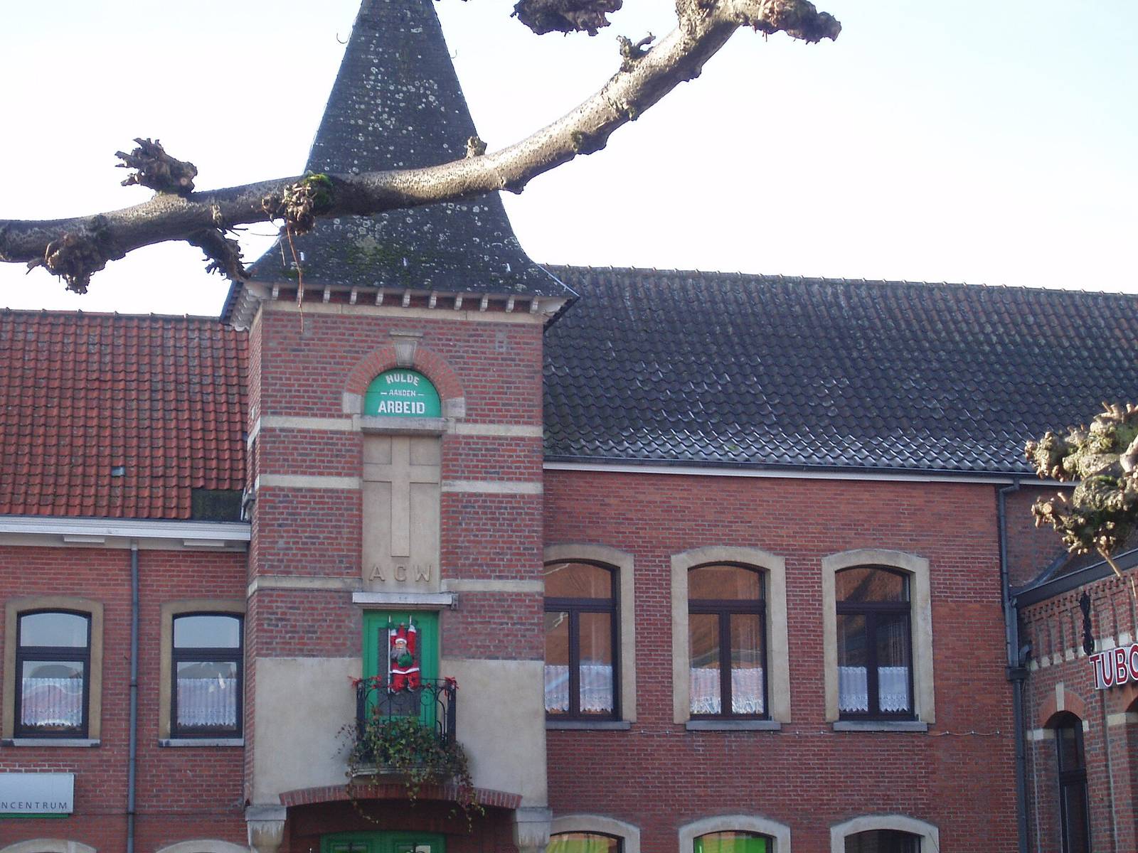 Bakstenen gebouw met een leien dak aan het Dr. Behnplein in Ninove
