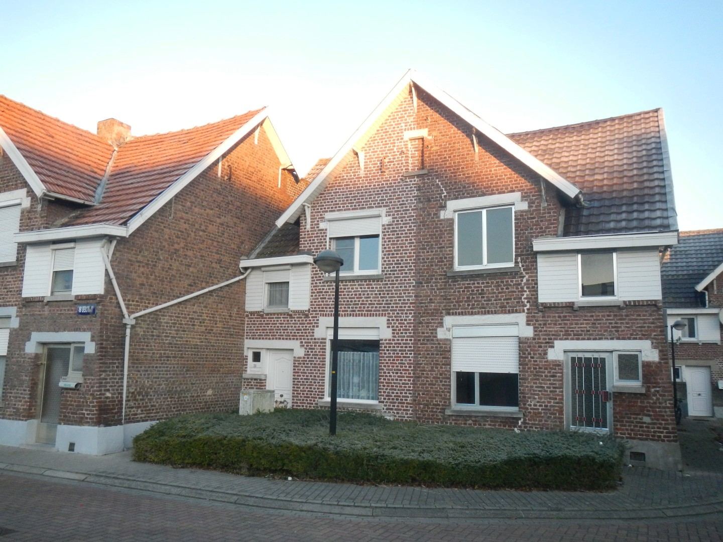 Woningen met pannendaken aan het Achturenplein in Ninove